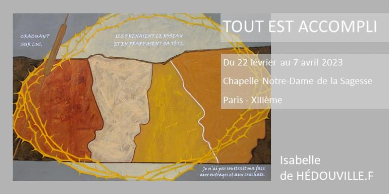 Jeunes solistes de la Maîtrise Notre-Dame de Paris avec la cathédrale en reconstruction en arrière-plan